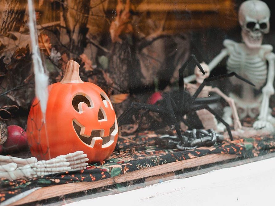 O Halloween: 10 ideias de decoração simples para a casa para fazer em família